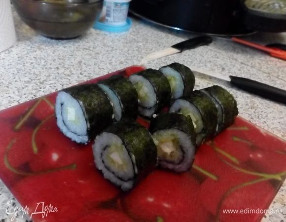 Нарезать ролл на 8 кусков.