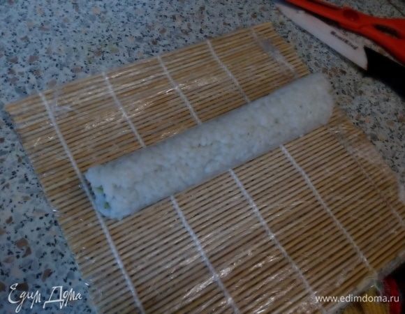 Завернуть ролл в «колбасу».