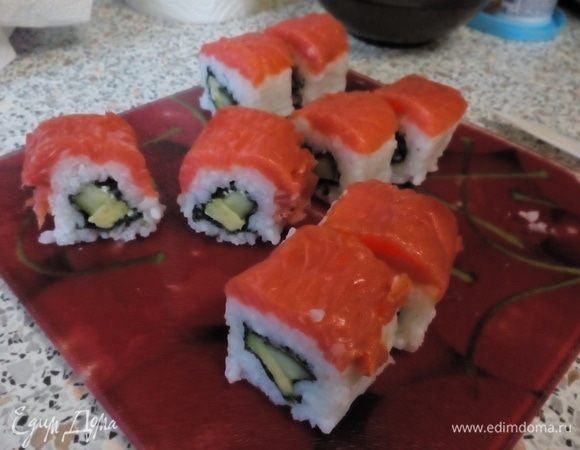 Нарезать ролл на 8 кусков.