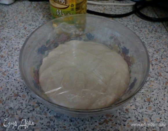 Вымешивать тесто ~5–10 минут. Положить в смазанную маслом емкость, накрыть полотенцем (и/или пищевой пленкой) и дать отдохнуть ~1–1,5 часа (тесто должно подняться). Далее обмять тесто и переложить в форму для выпекания, дать отдохнуть ~ 40 минут. 