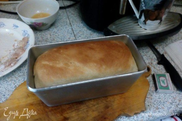 Разогреть духовку до 200–200°С, выпекать ~25–30 минут (10–15 минут при 200–220°С и 10–15 минут при 180). Остудить в духовке ~15 минут. Далее вынуть хлеб из формы и накрыть полотенцем на 1–2 часа.