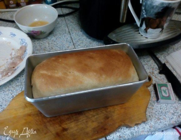 Разогреть духовку до 200–200°С, выпекать ~25–30 минут (10–15 минут при 200–220°С и 10–15 минут при 180). Остудить в духовке ~15 минут. Далее вынуть хлеб из формы и накрыть полотенцем на 1–2 часа.