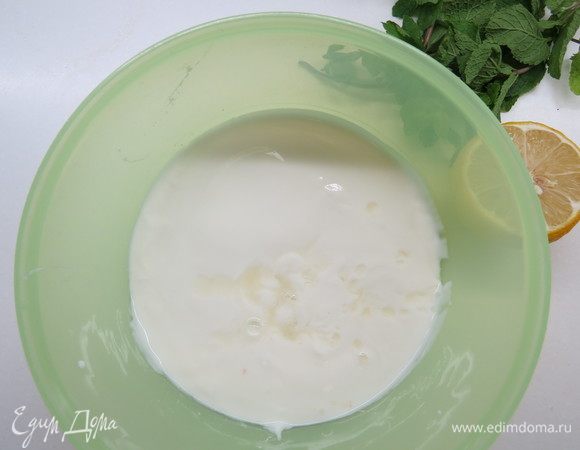 В миску вылить йогурт (я брала густой домашний, также можно взять густой греческий йогурт). С лимона снять цедру и выжать сок. Мяту помыть и обсушить. Филе индейки нарезать на небольшие кусочки (как на азу), посолить. 