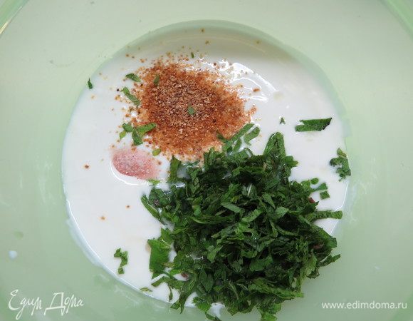 В миску с йогуртом добавить сок лимона и цедру, нарезанные листья мяты. У меня цедра была сушеная, так как лимон был с не очень красивой шкуркой, так что не пугайтесь, на фото сушеная цедра лимона.