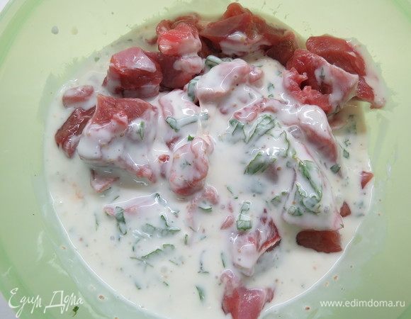 Утопить в этой смеси кусочки индейки и поставить мариноваться на пару часиков, можно дольше. 