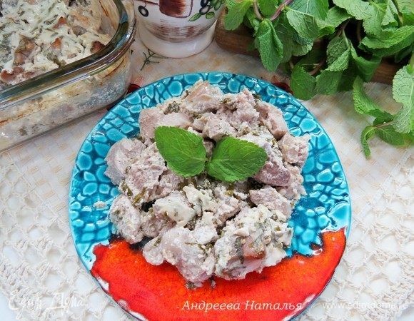 Разогреть духовку до 180°С. Выложить индейку в форму (я выкладывала с маринадом), запекать около 35–40 минут до готовности. 
Приятного аппетита!