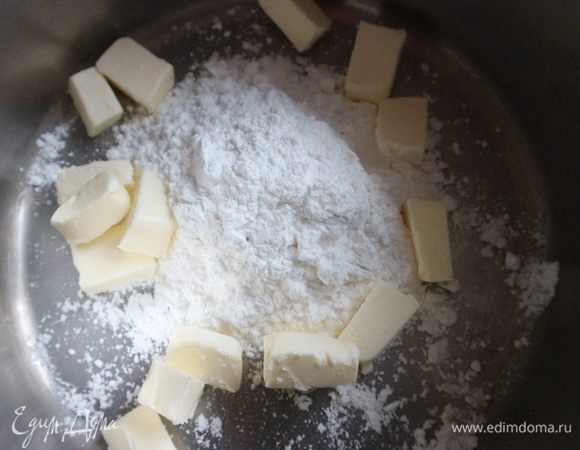 Соединить сахарную пудру с размягченным сливочным маслом, перемешать миксером на небольшой скорости.

