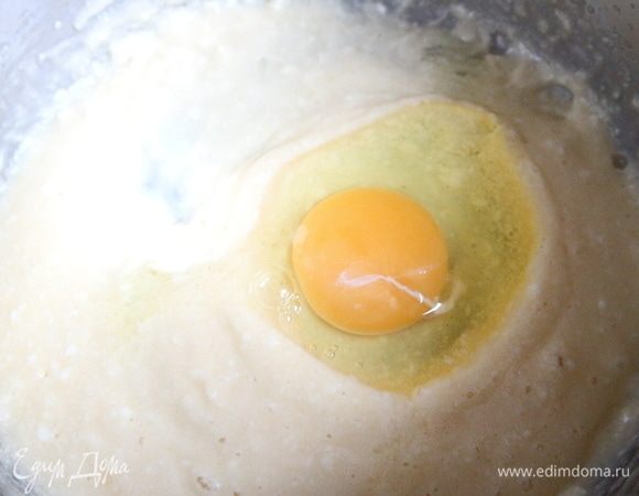 Затем скорость увеличить и, не переставая взбивать, добавить по одному яйцу. Взбивать до однородной структуры.