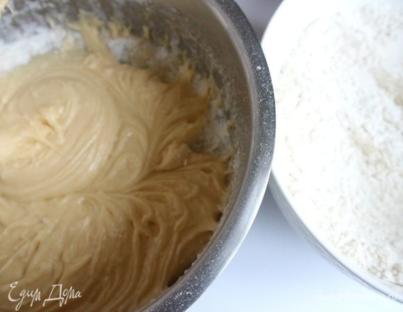  Всыпать муку постепенно, перемешивая миксером на медленной скорости, к яично-масляной смеси. 