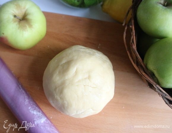 Скатать тесто в шар.