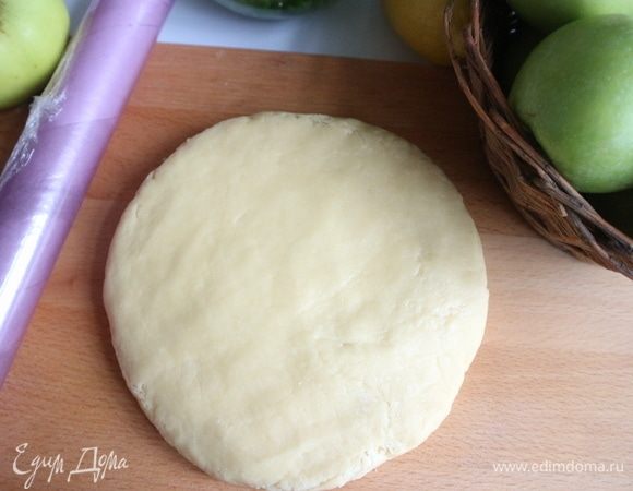 Расплющить шар из теста в лепешку, завернуть в пленку и отправить на 30 минут в холодильник. 