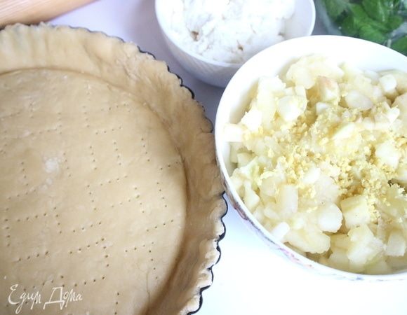 Оставшиеся яблоки (150 граммов) почистить, нарезать мелкими кубиками, добавить к остывшим, термически обработанным яблокам. Перемешать. Добавить цедру.