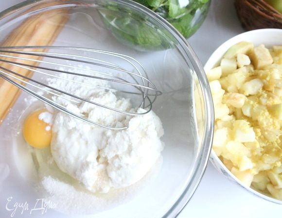 Духовку разогреть до 190°С. Приготовить начинку из творога. Орехи растолочь. Творог соединить с яйцом, кукурузным крахмалом, сахаром, солью, перемешать. 