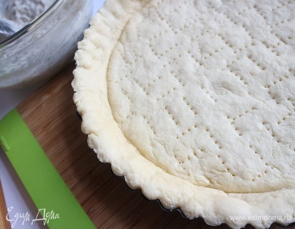 Тесто в форме поместить в духовку на 15 минут. Вынуть тесто, в форме дать остыть до теплого состояния. 