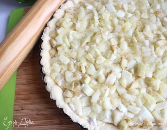 Затем яблочную начинку, смешанную с цедрой. Сделать украшение из теста. У меня здесь яблочко из теста в центре пирога. Выпекать 45 минут при температуре 190°С.