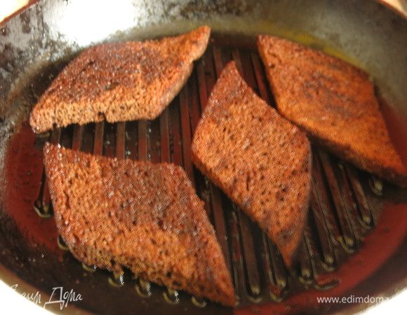 Подготовим продукты: яйца, лосось слабосоленый, зелень — салат, шпинат, руколу и пр., компоненты для соуса — сливки, бульон, сыры (по оригинальному рецепту камамбер, рокфор и маскарпоне по 10 г на порцию), имеретинский шафран. Кусочки хлеба подсушим.