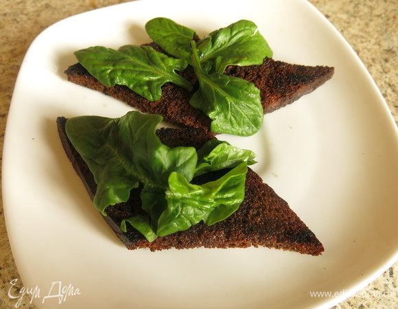 На кусочки бородинского положим зелень.