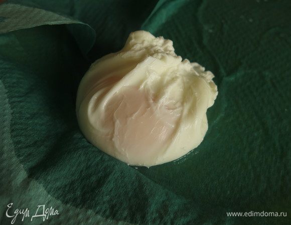 В воду, в которой будут вариться яйца, наливаем уксус, доводим до кипения, разбиваем яйцо в плошку, делаем воронку в воде и вливаем яйцо, варим 80 секунд, для более плотной структуры время увеличиваем. Кладем яйцо на салфетку, убираем излишки воды.