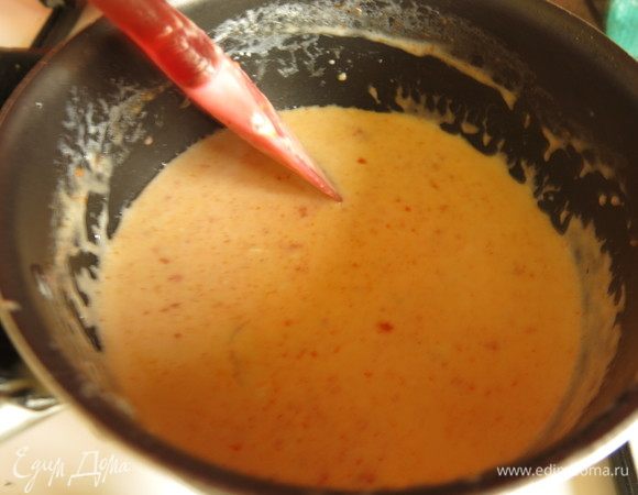 Варим соус. В разогретых сливках с бульоном растворяем сыр, ложку имеретинского шафрана. Провариваем. При необходимости процеживаем через сито (у меня корочки камамбера не хотели растворяться, пропустить через сито соус пришлось). Сыры имеют насыщенный вкус и в меру соленые, солить соус дополнительно нет необходимости.