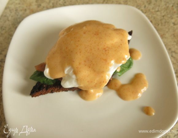 Поливаем теплым соусом.