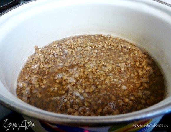 Гречку ТМ «Националь» сварим до полуготовности. Откинем на дуршлаг, чтобы стекла жидкость.