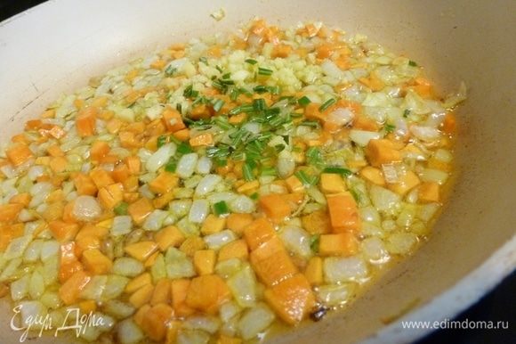 Лук и морковь нарежем мелким кубиком и жарим до прозрачности. Розмарин мелко нарезать и добавить к овощам. Потомить минутку.