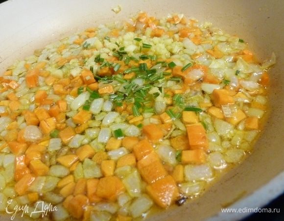 Лук и морковь нарежем мелким кубиком и жарим до прозрачности. Розмарин мелко нарезать и добавить к овощам. Потомить минутку.