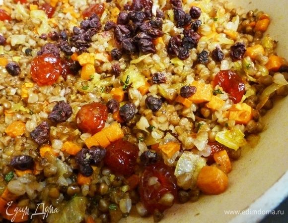 В сковороду выложить гречку, добавить вяленую вишню и вяленую бруснику. Как я вялю бруснику тут: https://www.edimdoma.ru/retsepty/102025-vyalenaya-brusnika. Посолить и поперчить по вкусу, тщательно перемешать, дать несколько минут обменяться вкусами друг с другом.