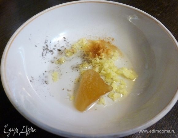 Чтобы курица была румяной, приготовим маринад из меда, лимонного сока, мелко нарубленного имбиря, черного и красного перцев и растительного масла.