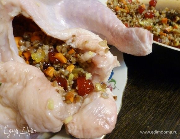Натрем курицу приготовленным маринадом снаружи и внутри. Дать полежать полчаса. Нафаршировать начинкой из гречки.