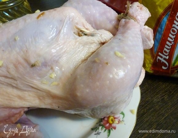 Брюшко заколоть зубочистками, ножки связать кулинарной нитью. Поместить курицу в пакет и запекать в духовке час-полтора, зависит от размера курицы. За 15 минут до готовности пакет разрезать и дать курице подрумяниться.  