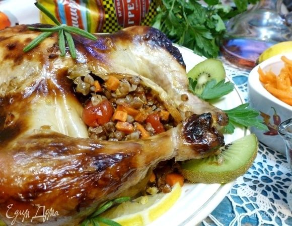 Гречка пропитывается куриным и овощным соками, становится сочной и рассыпчатой. Вишня отдает свою сладость, розмарин — аромат. Ну очень вкусный гарнир к этой курочке.