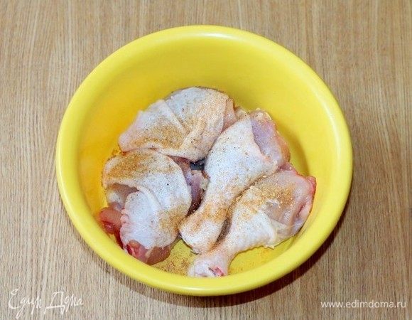 Замаринуем окорочка. Можно разделить каждый окорочок на 2 части. Окорочка посолить, поперчить, посыпать сухой приправой для курицы, добавить гранатовый соус (у меня лимонный сок), 1 ст. л. растительного масла, перемешать и оставить на 30 минут для маринования.
