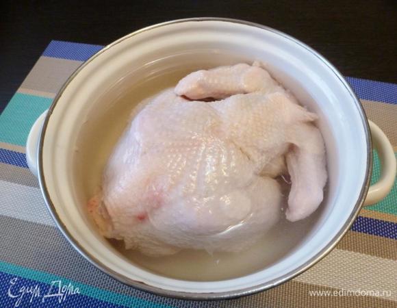Сначала курицу замочим на 2 часа в соленаде. Спасибо Оксане Чуб за такой замечательный способ. Курица действительно отлично просаливается, становится сочной и мягкой. У меня курица не полностью погружена в соленад, поэтому я ее периодически переворачивала.