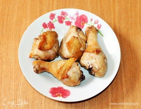 На хорошо разогретом растительном масле жарим окорочка до готовности и до румяной корочки.
