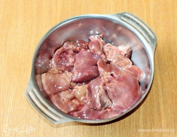Приготовим плов. Куриную печень промыть под проточной водой, нарезать на небольшие кусочки, обсушить бумажным полотенцем.