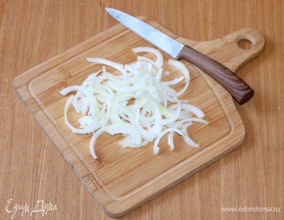 В казане или сковороде с толстым дном разогреть сливочное и растительное масло (1:1), обжарить до прозрачности репчатый лук, нарезанный полукольцами. 