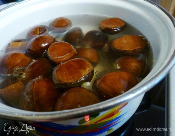 Подготовим для начинки каштаны. Срежем острый носик и отправим вариться на 15–20 минут с момента кипения.