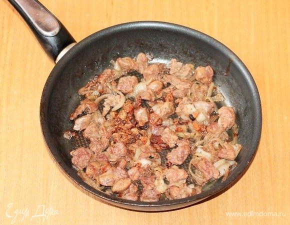 К луку добавляем печень и жарим на сильном огне ~2 минуты и до образования румяной корочки на печени. Лук с печенью посолить, поперчить и добавить барбарис и изюм.
