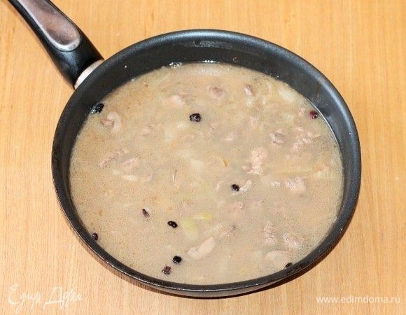 К обжаренной печени добавляем промытый рис, перемешиваем вместе с печенью и заливаем кипящей водой. Воды наливаем столько, чтобы рис был залит водой примерно на 1 см выше. Соли здесь нужно 2 ч. л. или по вкусу. 