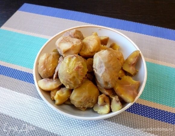 Обдадим холодной водой (примерно, как вареные яйца) и очистим от скорлупы.