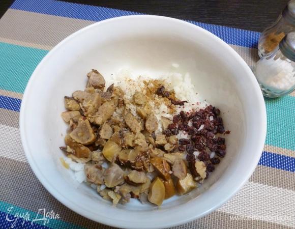 Теперь готовим начинку из риса, нарезанных кусочками каштанов и вяленой брусники. Добавим мускатный орех, сливки.
