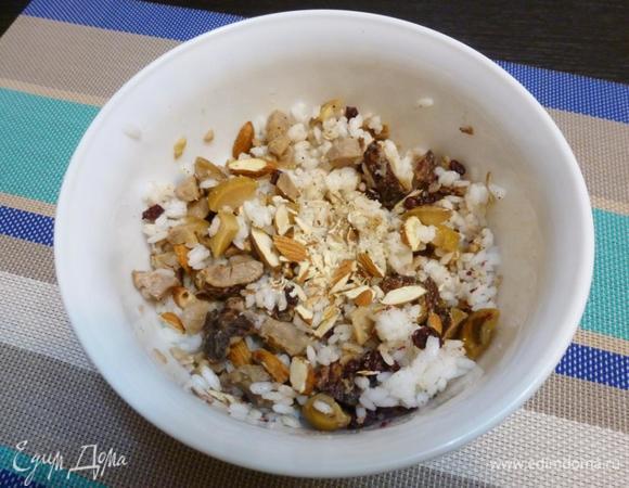 Миндаль подсушим в микроволновке и нарубим ножом. Миндаль тоже идет в начинку.