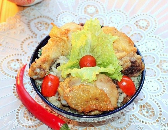 Сверху риса раскладываем виноградные листья, на них кладем горячие окорочка. 
