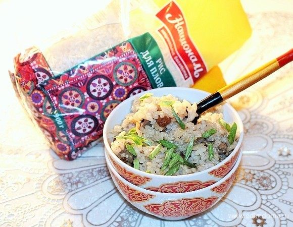 Подаем плов со свежими овощами и соленьями. 