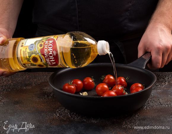 Духовку предварительно разогрейте до 160°С. Помидоры обжарьте на рафинированном подсолнечном масле ТМ «Корона изобилия» с чесноком.
