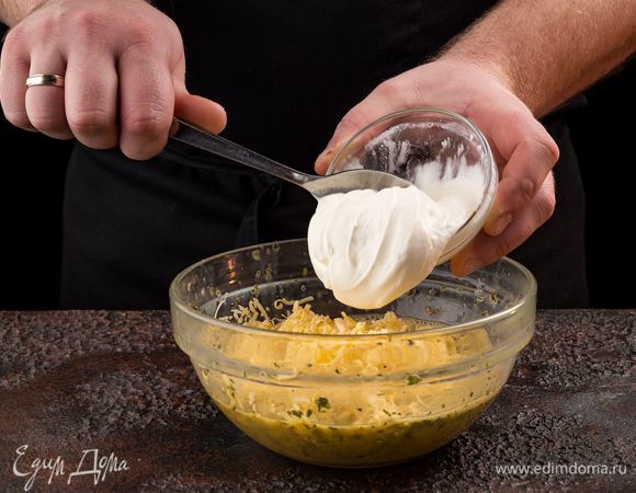 В миску вбейте яйца и добавьте майоран, прованские травы. Добавьте к яйцам сыр, сметану. Хорошо перемешайте.