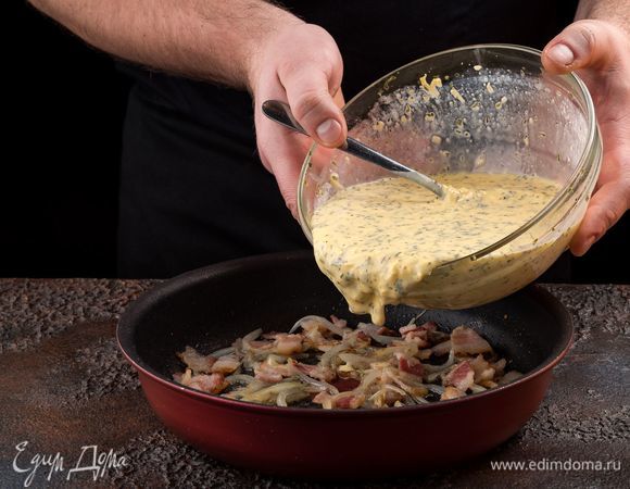 В форму выложите лук, бекон и залейте получившейся смесью.