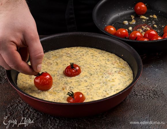 Сверху разложите оставшийся сыр и обжаренные помидоры черри. 