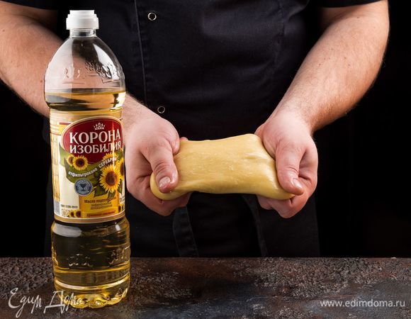 Скатайте тесто в шар, примните его рукой, полейте оставшимся маслом. Накройте миской и оставьте на полчаса.